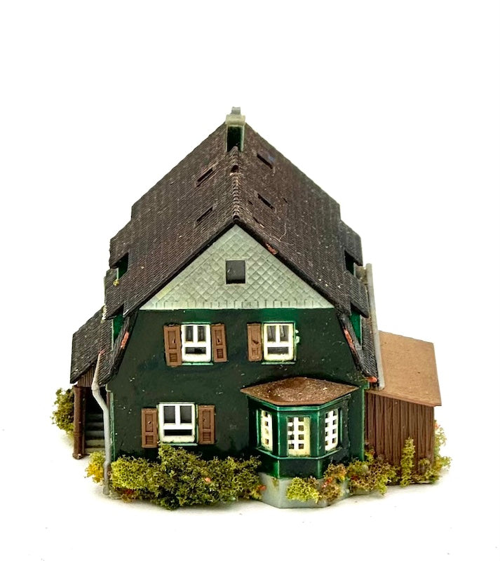 Kibri Z Scale 2-Story Town House Custom Painted/Weathered Fully Assembled Lighted