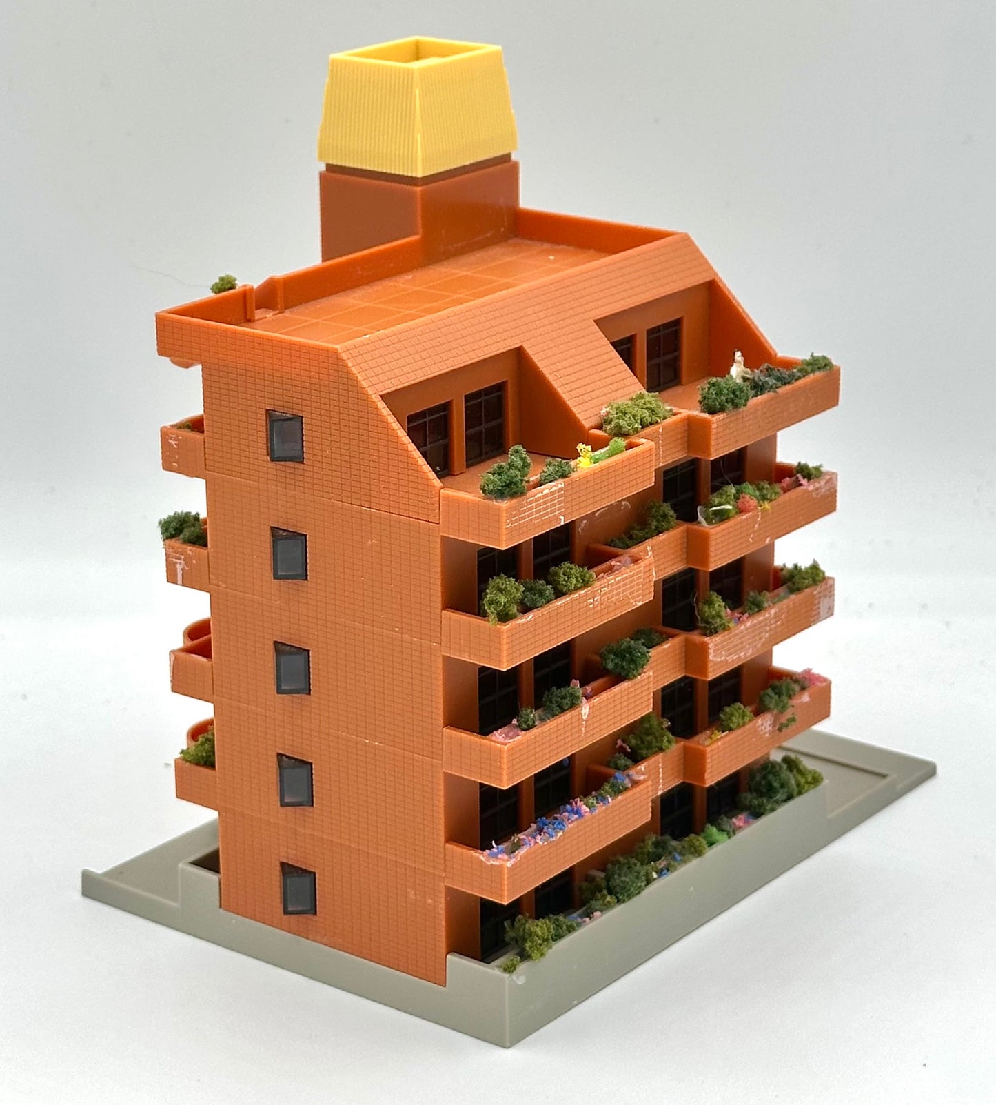 Tomix N Scale 5-Story Modern Apartment  Block with Balconies
