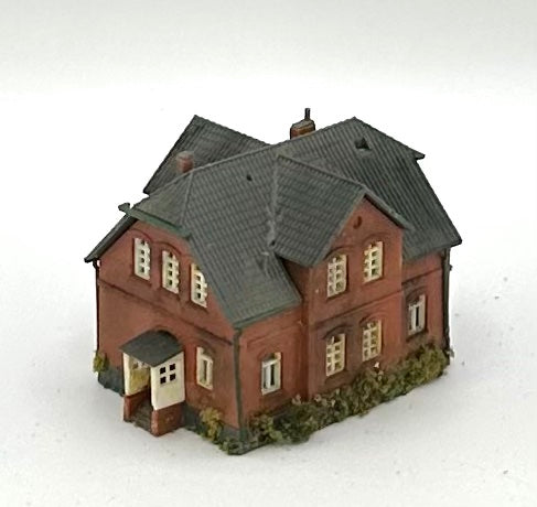 Kibri Z Scale 2-Story Custom Painted/Weathered Town House Lighted