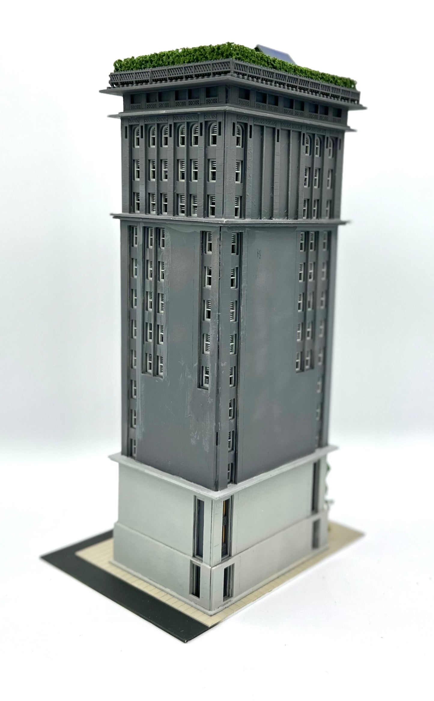 CWM N Scale Grey Commercial /Retailer 13-Story Tower Block  Lighted,