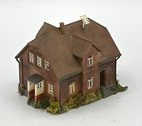 Kibri Z Scale 2-Story Custom Painted/Weathered Town House Lighted