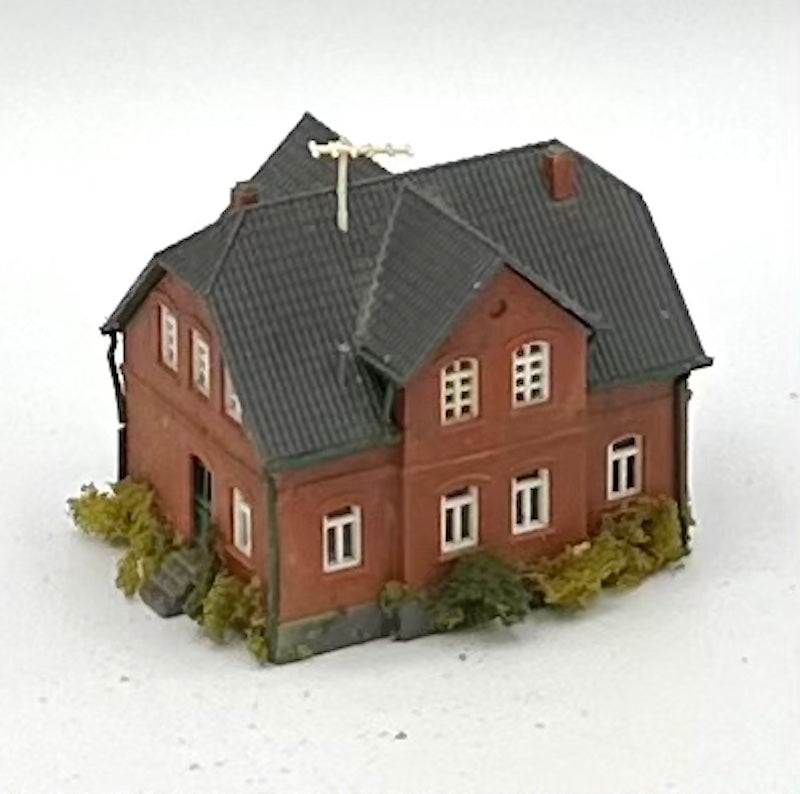 Kibri Z Scale 2-Story Custom Painted/Weathered Town House Lighted