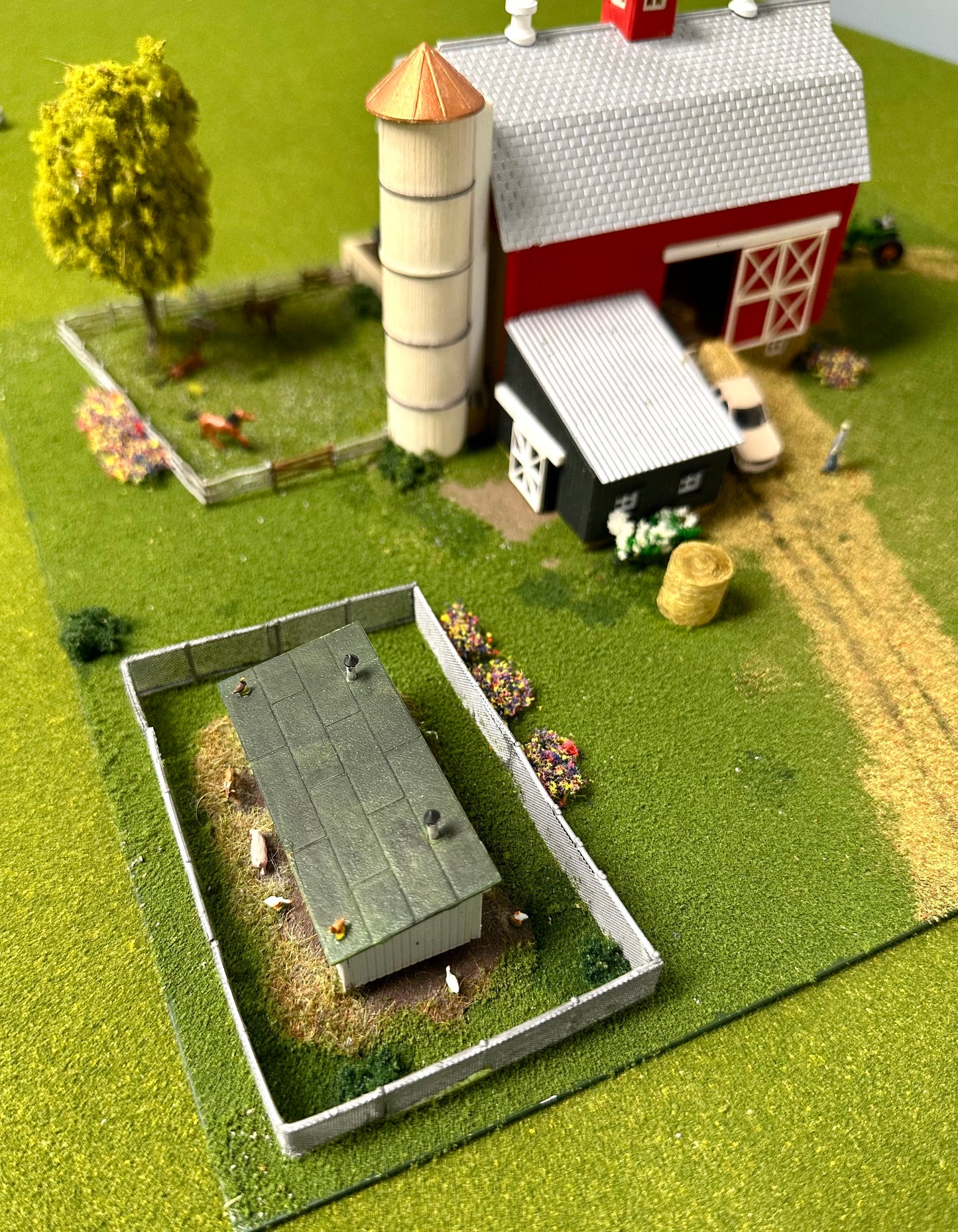 Model Power N Scale 1517 Custom Barn, Lighted Farm House, Chicken Coop, Fenced Fields, Farm Yard, Animals, Vehicles