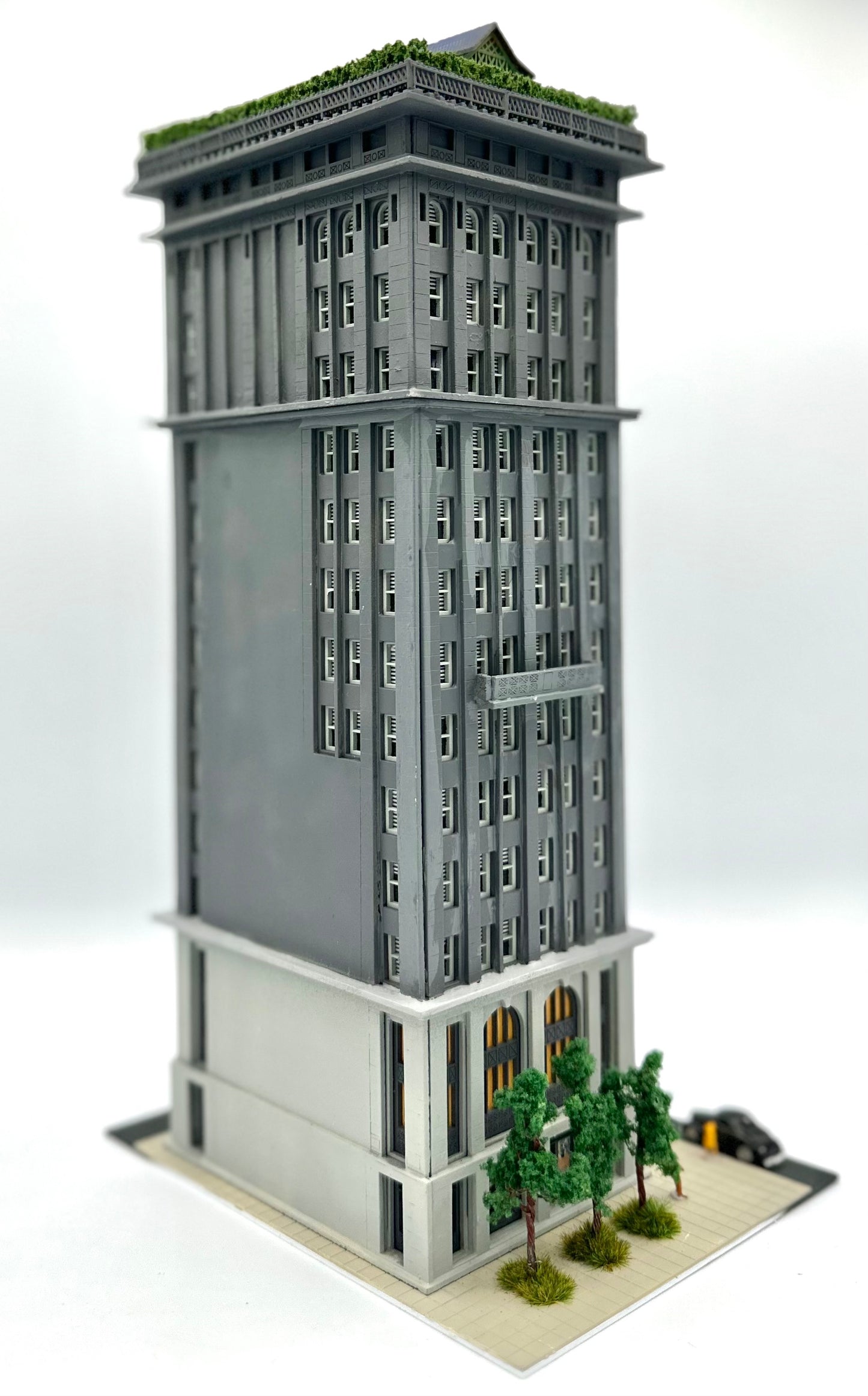 CWM N Scale Grey Commercial /Retailer 13-Story Tower Block  Lighted,