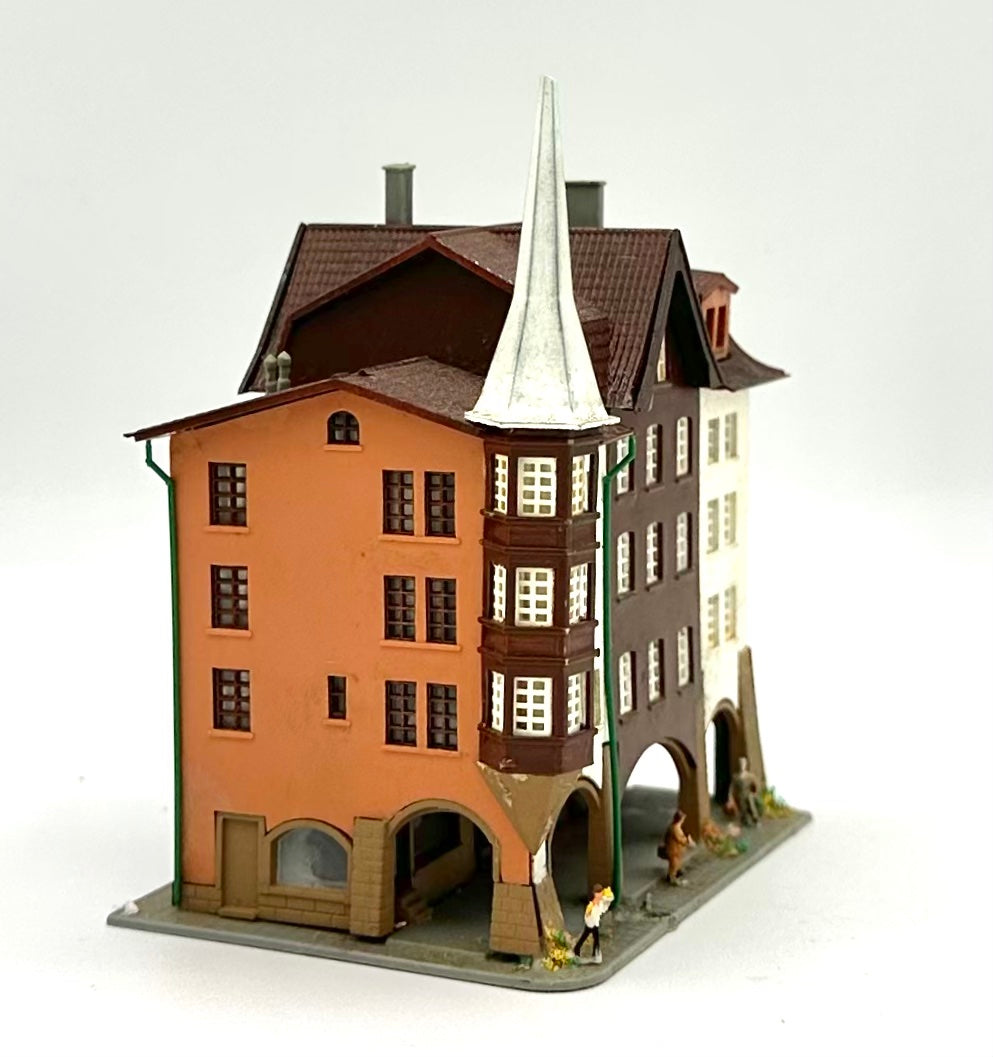 Kibri Z Scale 36801 5-Story Custom Painted/Weathered Town House  Fully Assembled Lighted