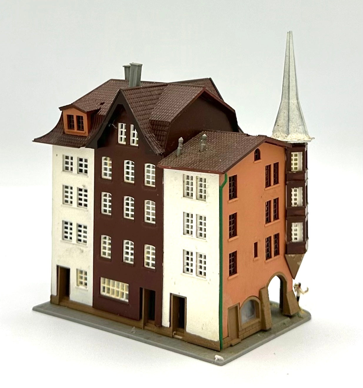 Kibri Z Scale 36801 5-Story Custom Painted/Weathered Town House  Fully Assembled Lighted