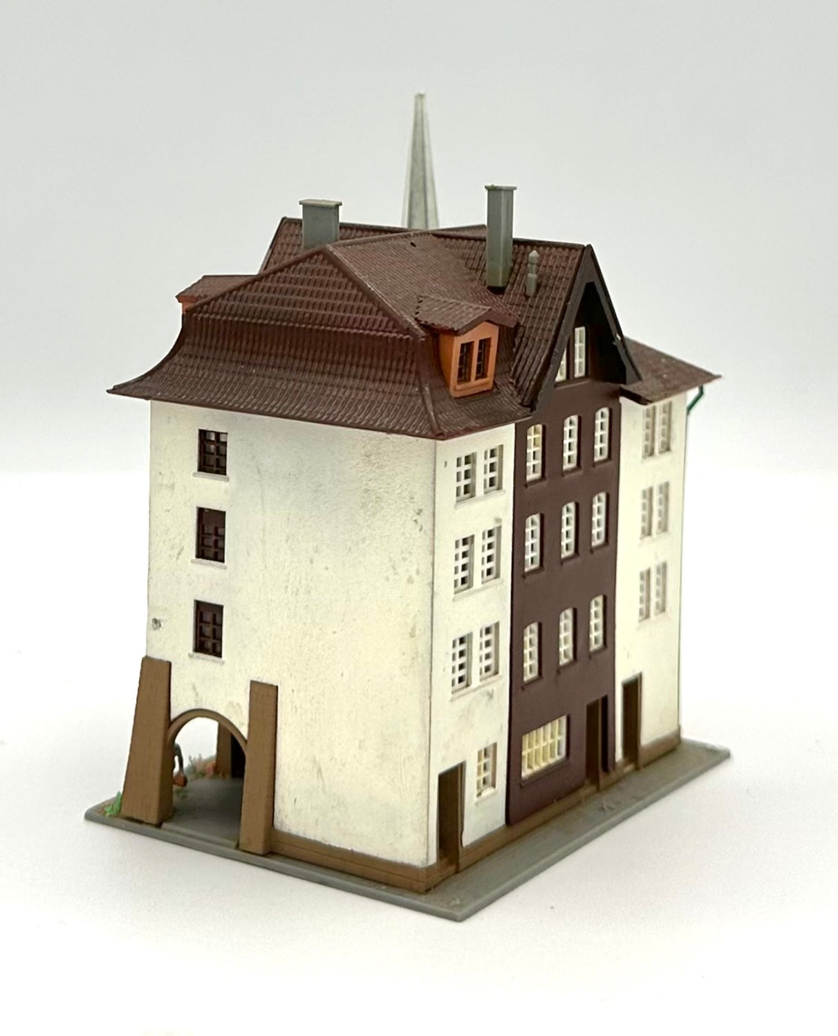 Kibri Z Scale 36801 5-Story Custom Painted/Weathered Town House  Fully Assembled Lighted