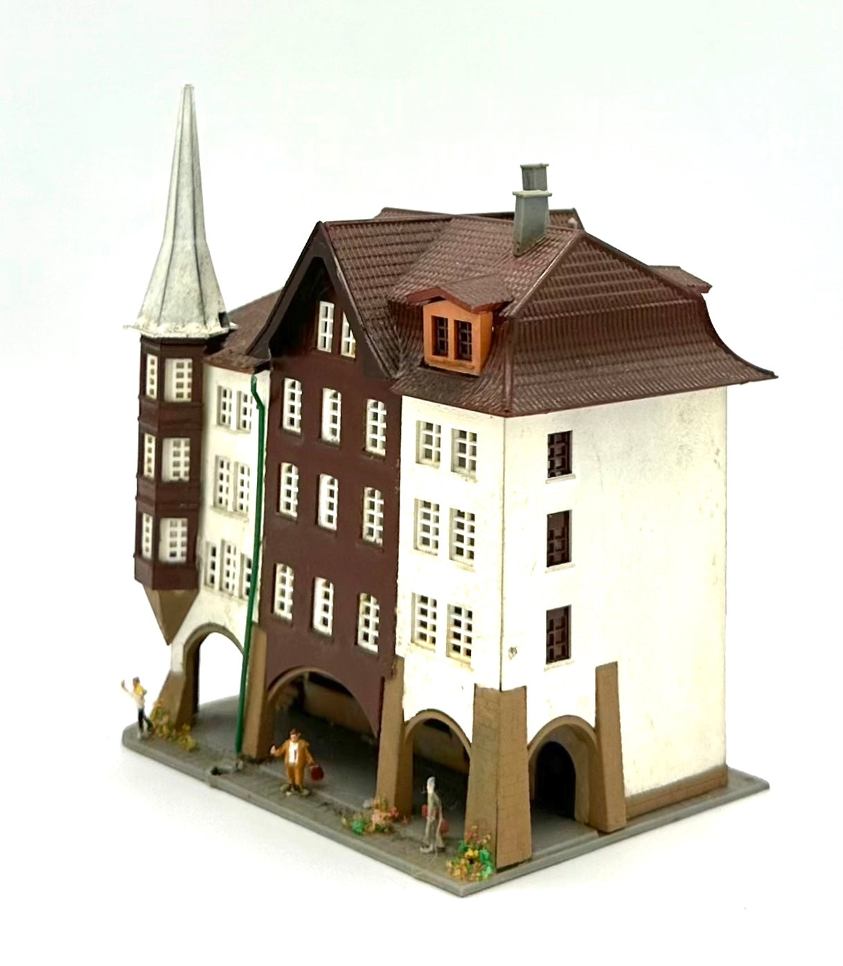 Kibri Z Scale 36801 5-Story Custom Painted/Weathered Town House  Fully Assembled Lighted