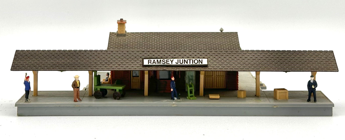 AHM N Scale 5899 "Ramsey Junction " Country Train Station, Fully Assembled.