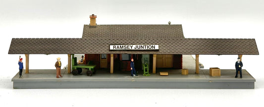 AHM N Scale 5899 "Ramsey Junction " Country Train Station, Fully Assembled.