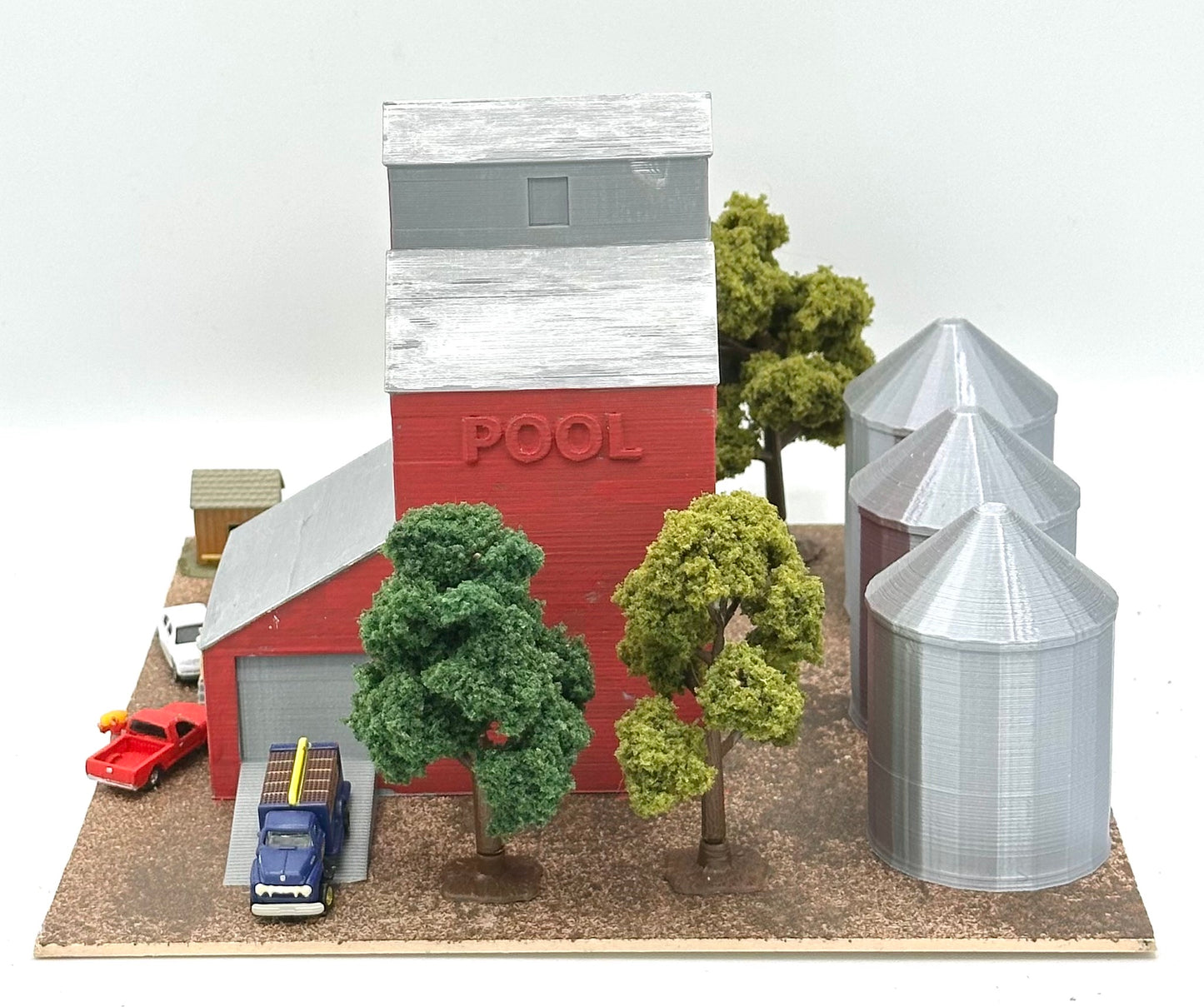 Walthers Cornerstone N Scale 933-3238 "Pool" COOP Grain Elevator + Silo's  Fully AssembledDiorama