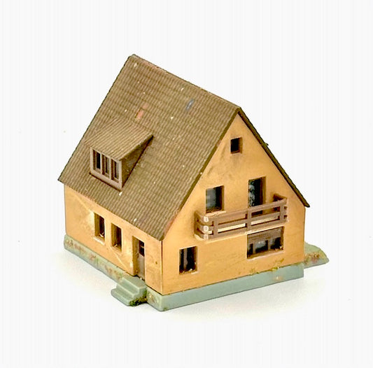 Kibri Z Scale 3-Story Town House Weathered Fully Assembled Lighted