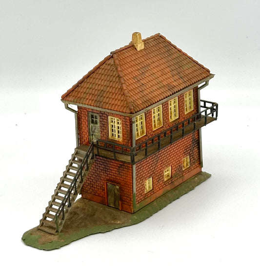 Heljan HO Scale Fully Assembled, Weathered Trackside Signal Box Building