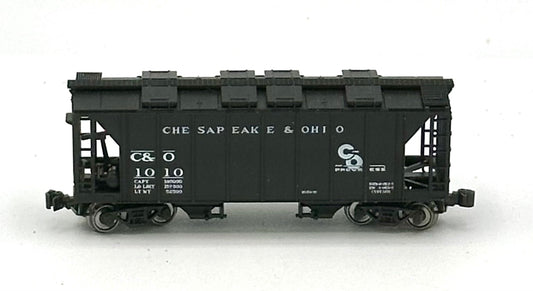 Kato N Scale Chesapeake & Ohio 2 Bay Covered Hopper Freight Car