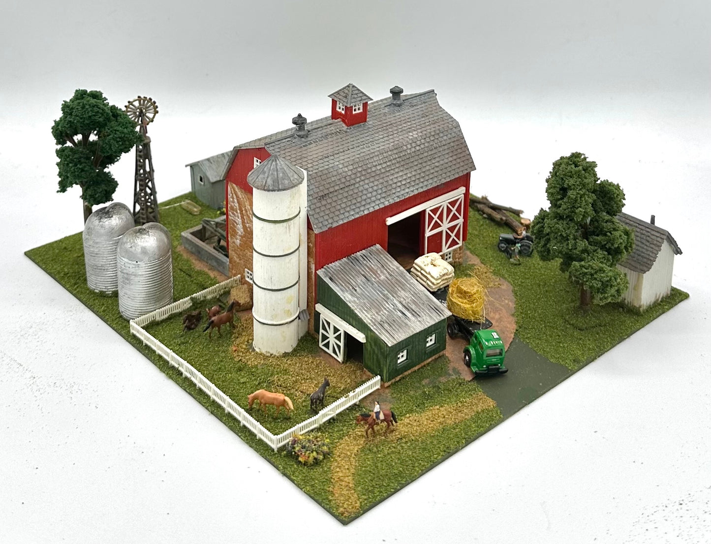 Model Power N Scale 1517 Custom Barn, Chicken Coop, Silos's, Farm Yard Diorama