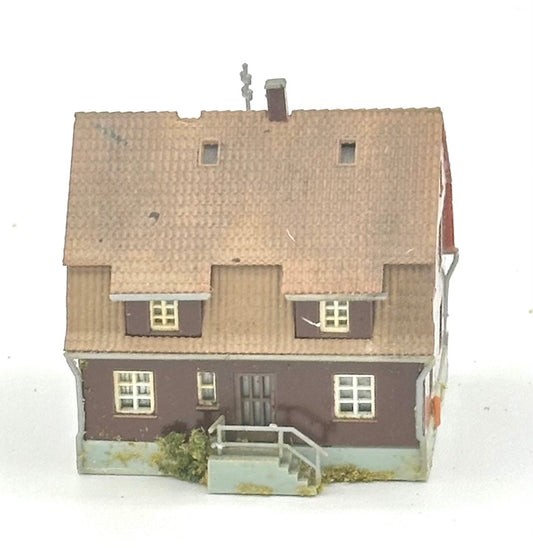 Kibri Z Scale 3-Story Town House Weathered Fully Assembled Lighted