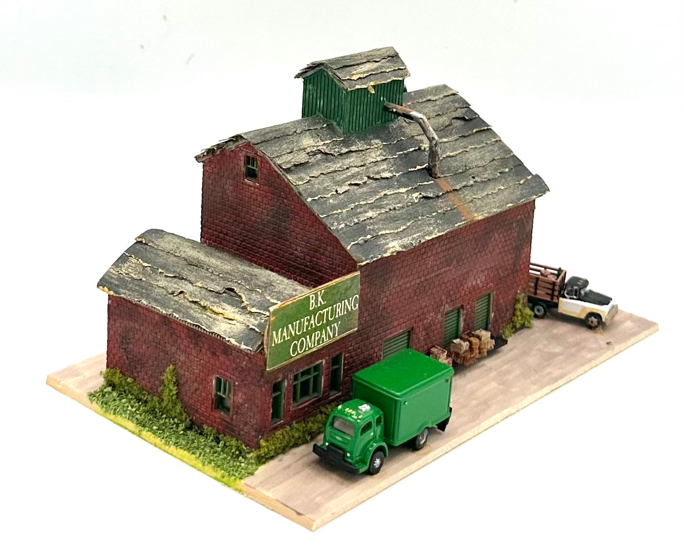 N Scale 3-Story Industrial Custom Weathered Building BK Manufacturing Diorama