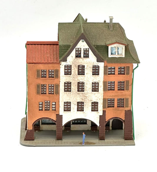 Kibri Z Scale 5-Story Custom Painted/Weathered Town House Full Assembled + Street Figures