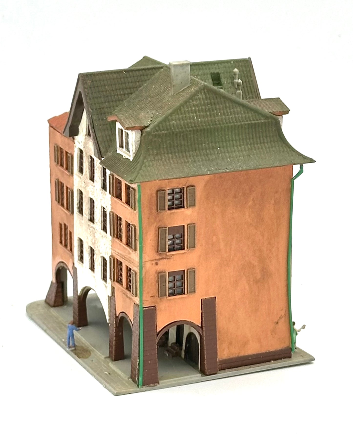 Kibri Z Scale 5-Story Custom Painted/Weathered Town House Full Assembled + Street Figures