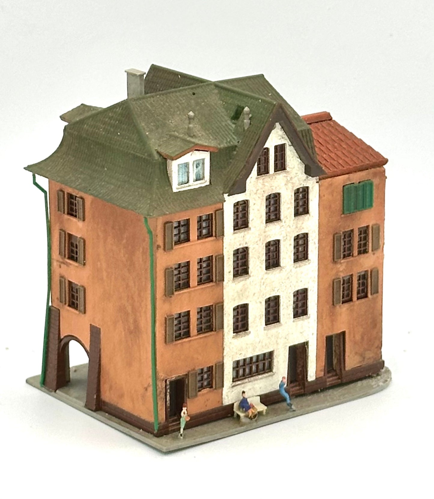 Kibri Z Scale 5-Story Custom Painted/Weathered Town House Full Assembled + Street Figures