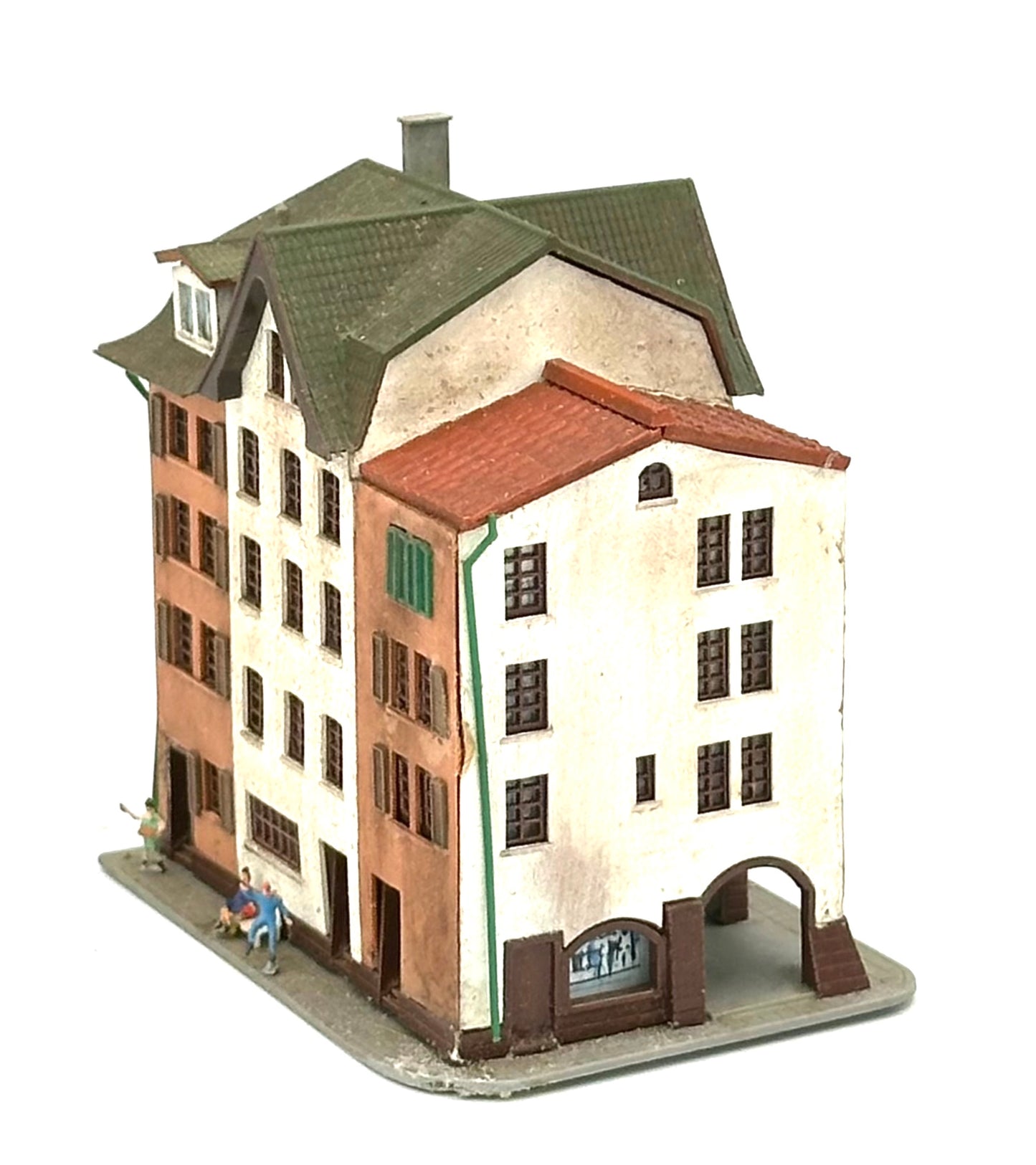 Kibri Z Scale 5-Story Custom Painted/Weathered Town House Full Assembled + Street Figures