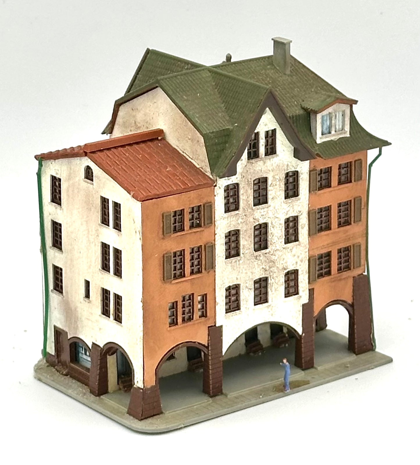 Kibri Z Scale 5-Story Custom Painted/Weathered Town House Full Assembled + Street Figures