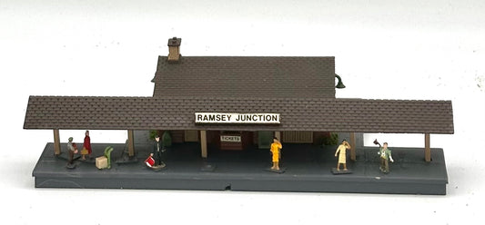 AHM N Scale 5899 "Ramsey Junction " Country Train Station, Fully Assembled.