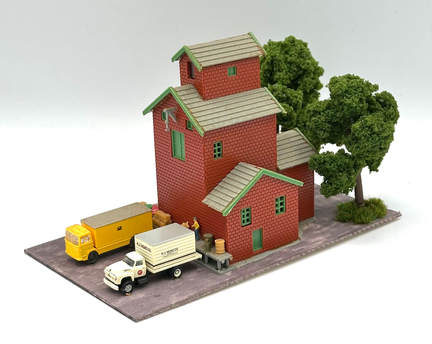 N Scale Custom Built Grain Elevator/Warehouse Diorama.