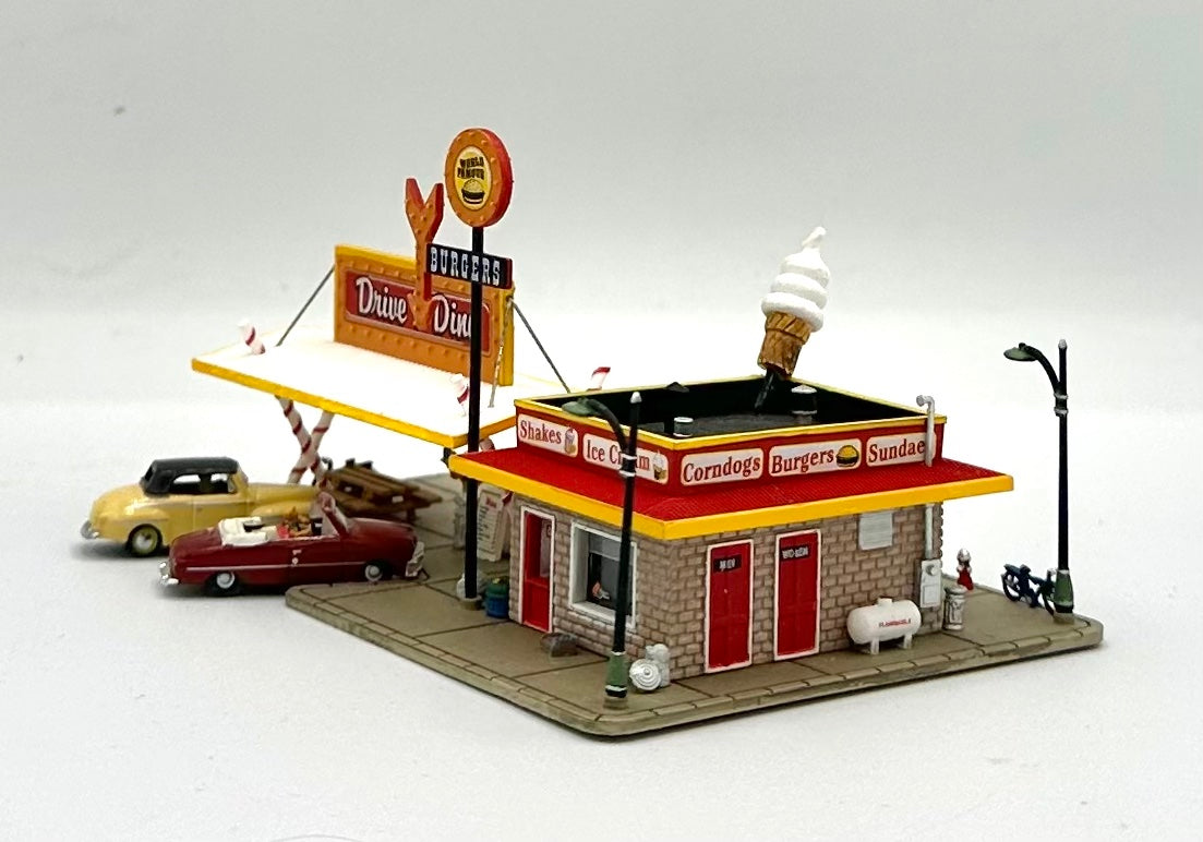 Woodland Scenics N Scale Assembled Drive & Dine Restaurant plus 2 Automobiles