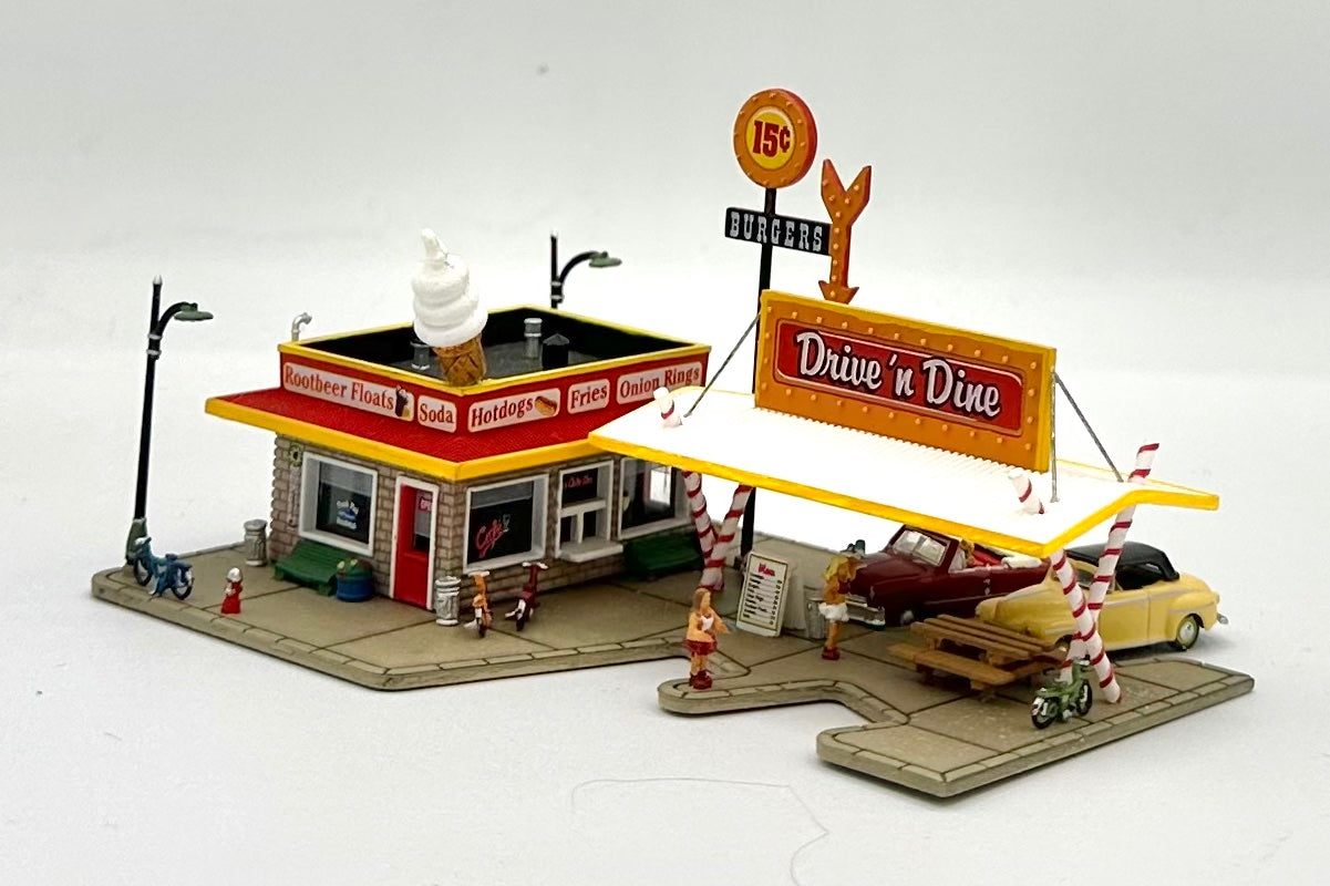 Woodland Scenics N Scale Assembled Drive & Dine Restaurant plus 2 Automobiles