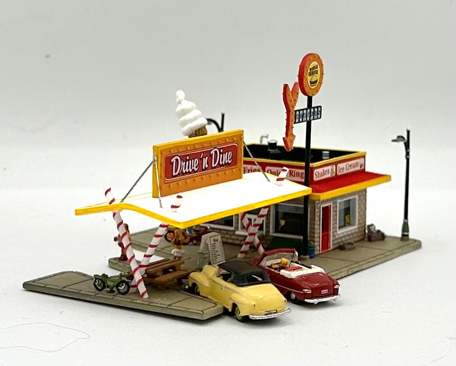 Woodland Scenics N Scale Assembled Drive & Dine Restaurant plus 2 Automobiles