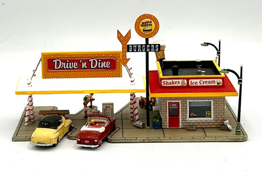 Woodland Scenics N Scale Assembled Drive & Dine Restaurant plus 2 Automobiles