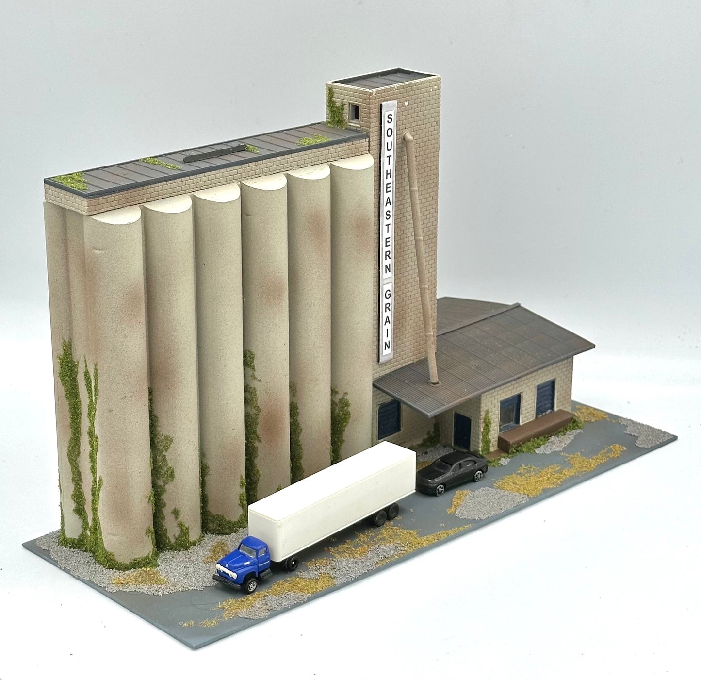 Walthers Cornerstone N Scale 933-3027 " "Southeastern Grain"  Grain Elevator Fully Assembled Diorama