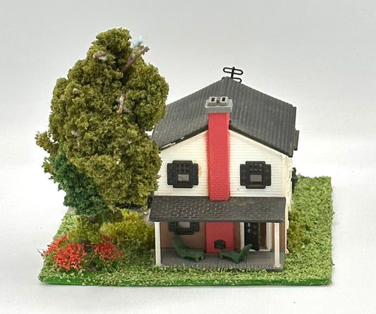 N Scale Modern Custom Painted Family Detached Home Fully Assembled Lighted