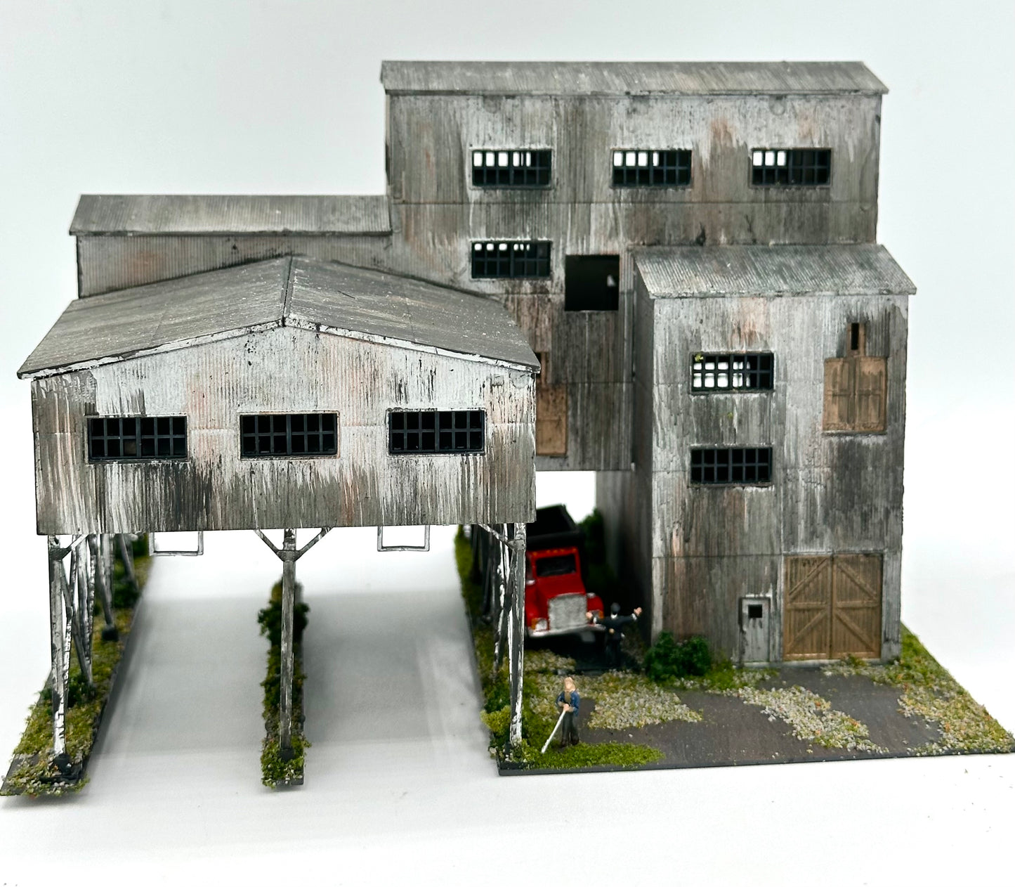 Walthers Cornerstone 933-3836 N Scale Custom Painted/Weathered Fully Assembled New Diorama