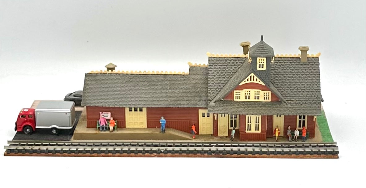 Model Power 1501 N Scale Custom 3-Story Erie R.R, Station Diorama