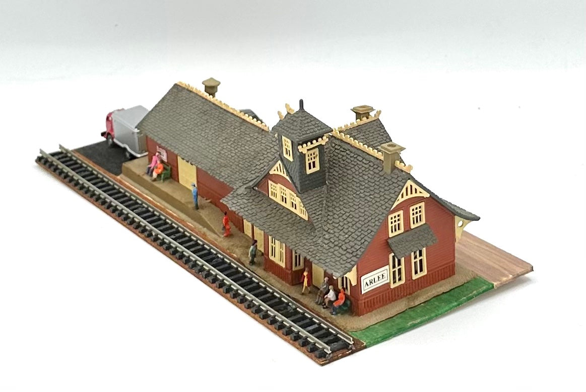 Model Power 1501 N Scale Custom 3-Story Erie R.R, Station Diorama