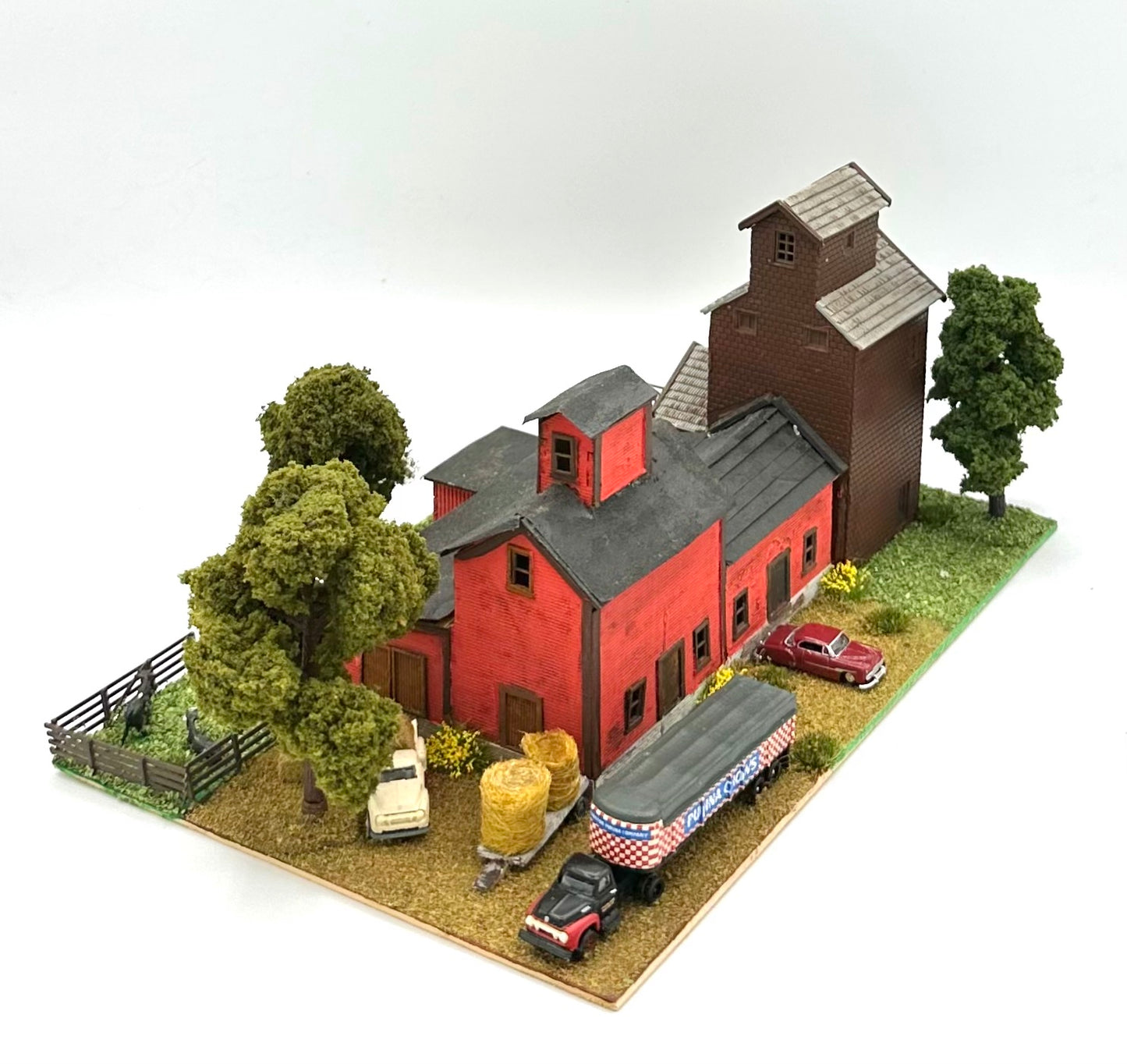 N Scale Weathered Custom Built/Painted Farm House, Buildings and Yard Diorama.