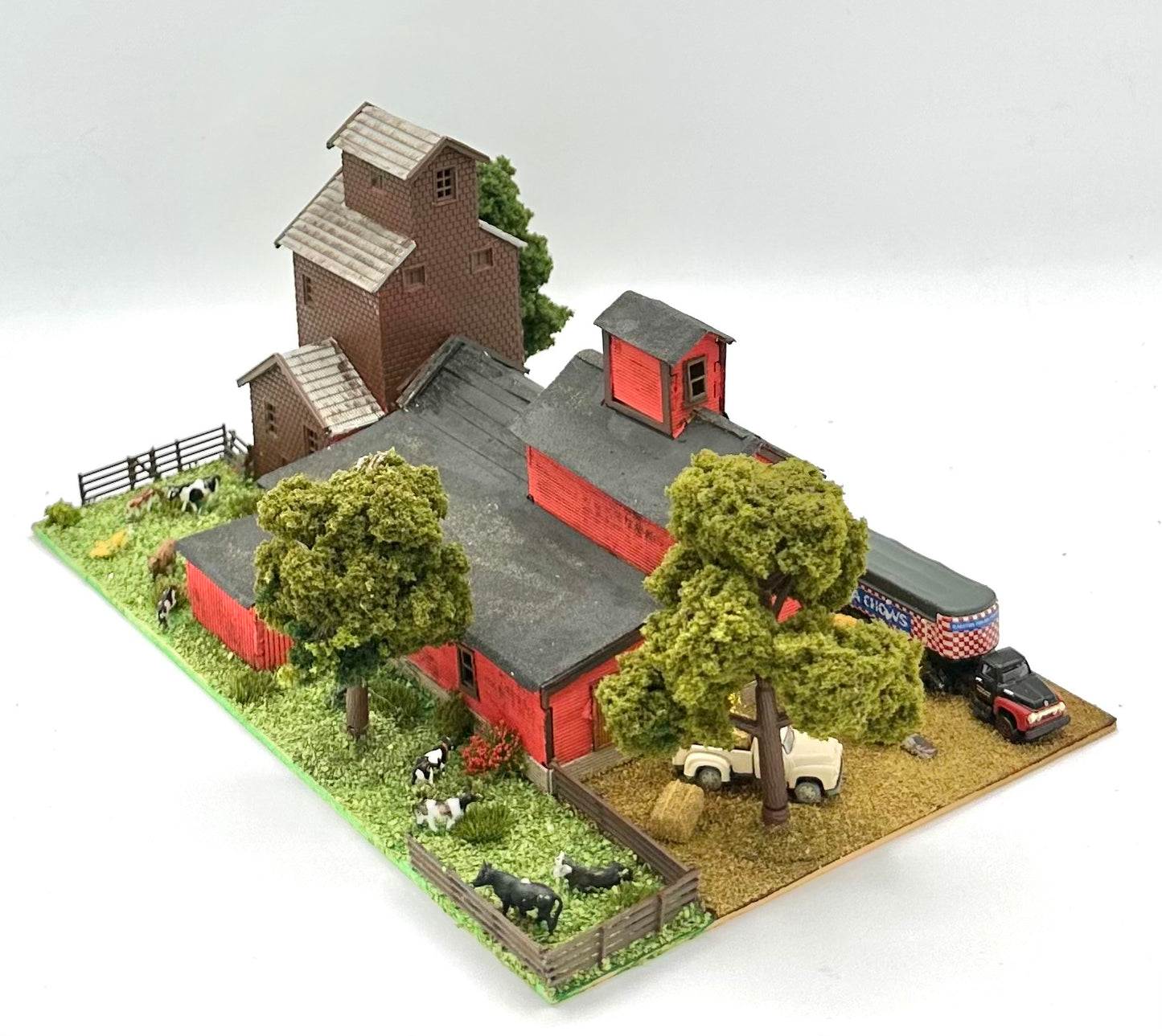 N Scale Weathered Custom Built/Painted Farm House, Buildings and Yard Diorama.