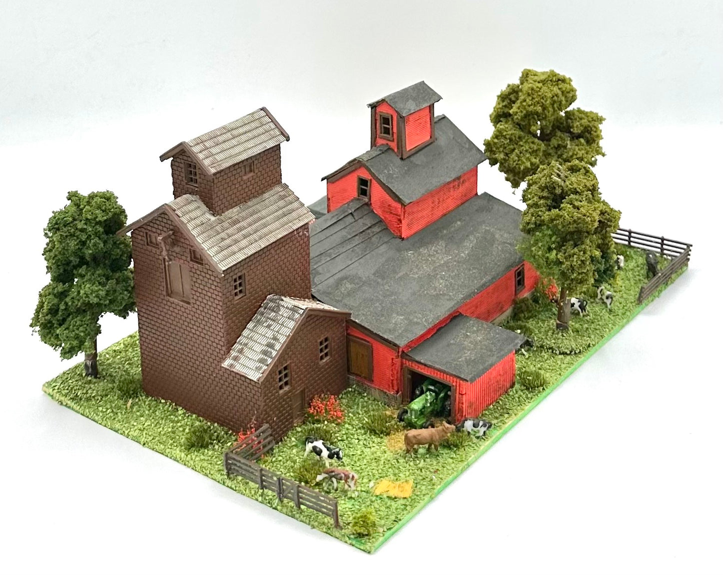 N Scale Weathered Custom Built/Painted Farm House, Buildings and Yard Diorama.