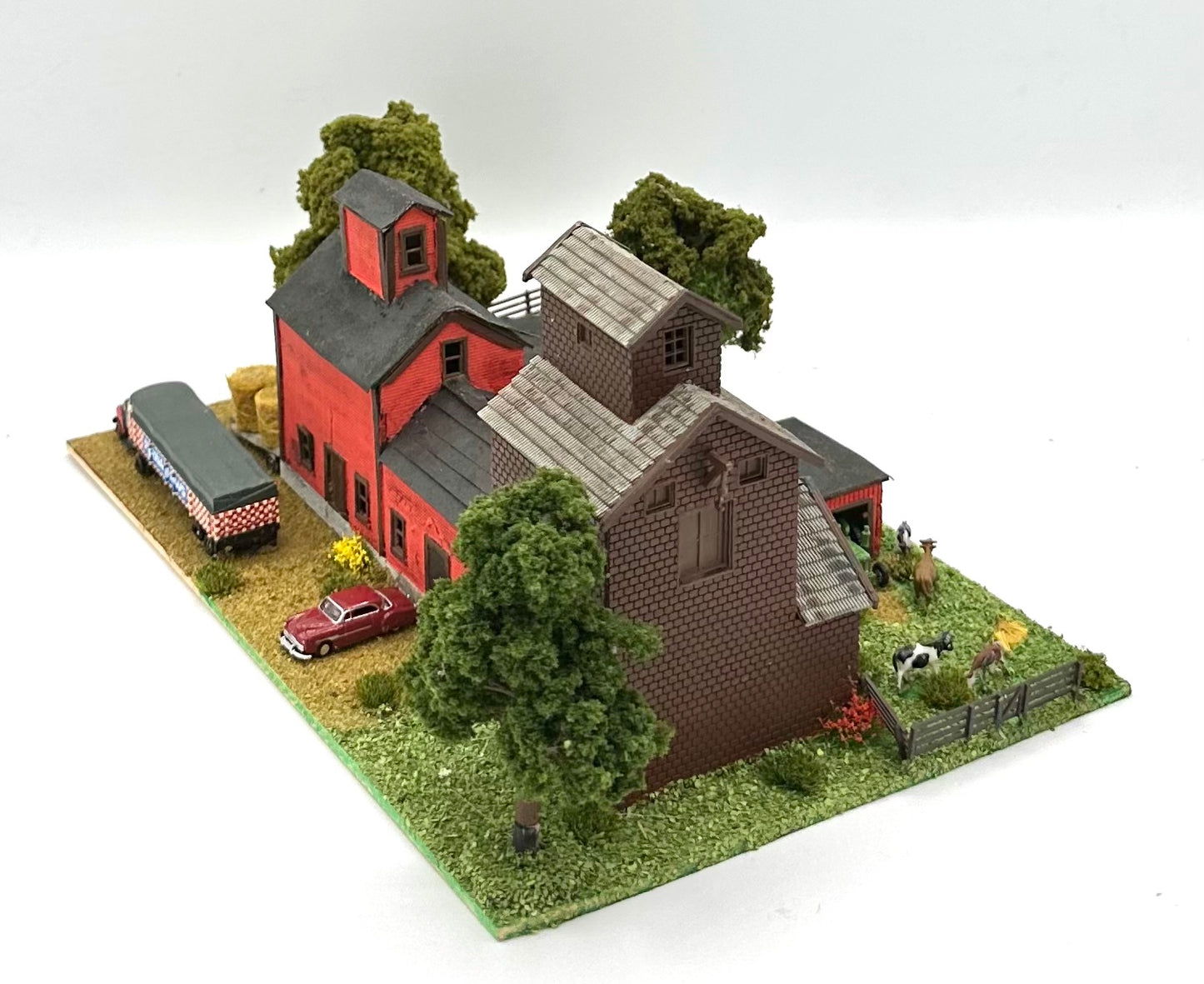 N Scale Weathered Custom Built/Painted Farm House, Buildings and Yard Diorama.