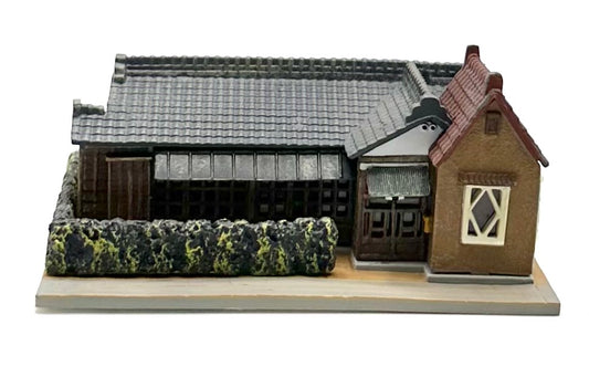 TomyTec N Scale Single  Story Ranch  House with Hedges