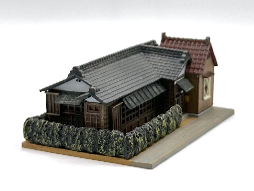 TomyTec N Scale Single  Story Ranch  House with Hedges