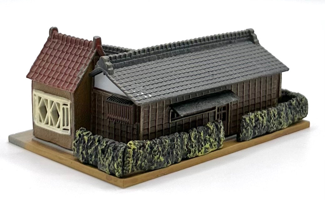 TomyTec N Scale Single  Story Ranch  House with Hedges