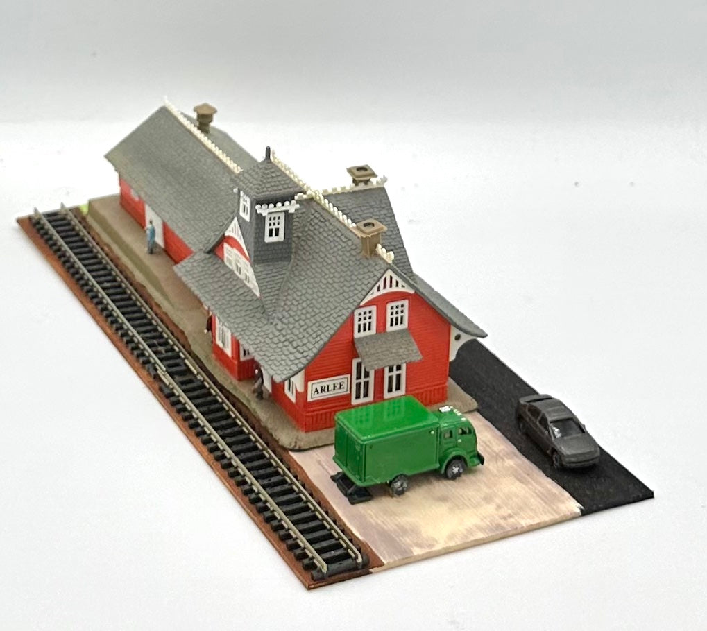 Model Power 1501 N Scale Custom 3-Story Red Erie R.R, Station Diorama