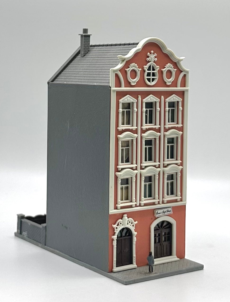 Pola N Scale 4-Story Building Apartment & Coffee Shop. With Internal Light