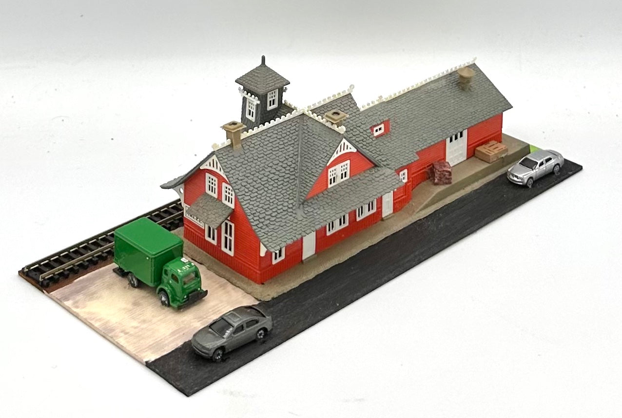 Model Power 1501 N Scale Custom 3-Story Red Erie R.R, Station Diorama