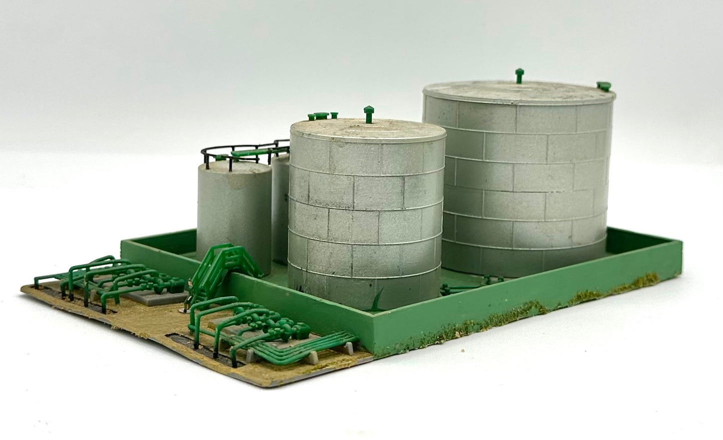 Kibri Z Scale 36372 Weathered Oil and Gas Storage Tanks Fully assembled Rare Item