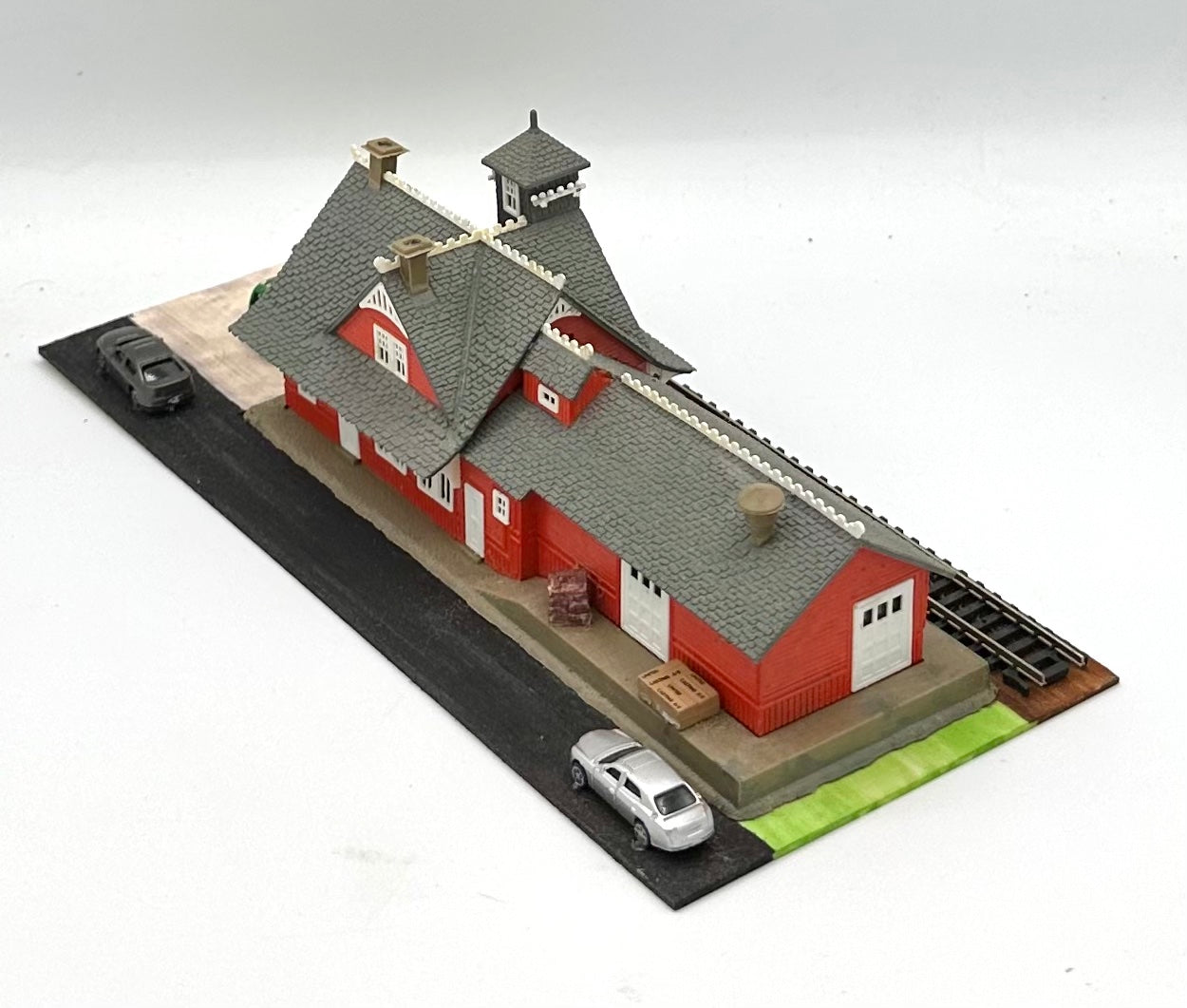 Model Power 1501 N Scale Custom 3-Story Red Erie R.R, Station Diorama