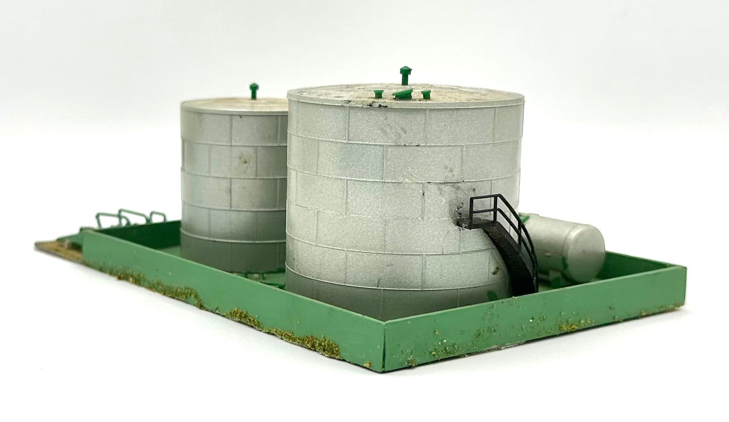 Kibri Z Scale 36372 Weathered Oil and Gas Storage Tanks Fully assembled Rare Item